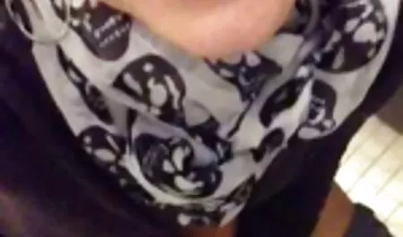 Sự đồi trụy xnxx gai nhat của bà, trong một cửa hàng