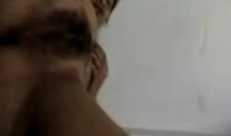 Tóc vàng, nhẹ nhàng vuốt video xx nhật bản ve cô ấy cơ thể đàn hồi