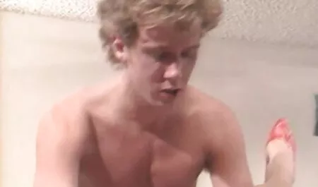 Một cô gái tóc vàng xnxx học sinh nhật thực hiện một ngày cho hai người cầu hôn cùng một lúc