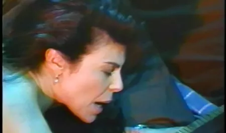 Một cô gái điếm đáp ứng một hói với vi deo xec nhat ban tình dục lỗ