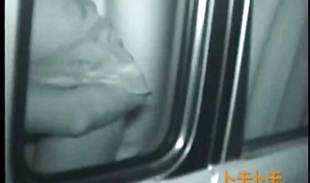 Người phụ nữ da ngăm trong tay của một người đàn video phim set nhat ông này được đưa ra để anh ta với rất nhiều niềm đam mê