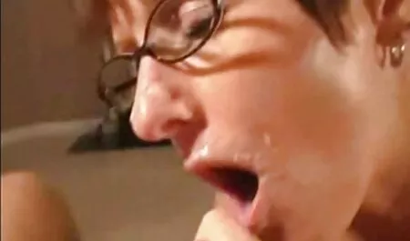 Các chàng trai đã vui mừng về hai người đẹp trong kinh doanh, và chúng video x nhat ban