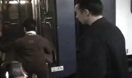 Những kẻ xâm nhập đã tước vũ video gay nhat ban khí bởi những em bé trong chiếc váy màu đỏ.