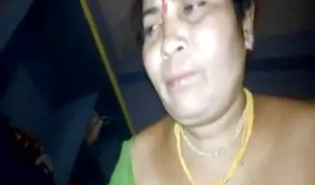 Cô gái tóc vàng với một chàng trai xxxvideo nhật bản trong một bể