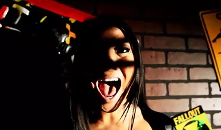 Đồ Đỏ, xnxx học sinh nhật và Marta thử nghiệm với áo mưa