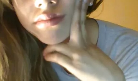 Bếp hút một sex japan khong che dương vật, và liếm một chàng trai, hậu môn