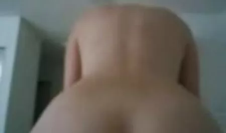 Sinh viên trao đổi sách porno nhat ban giáo khoa cho một thành viên