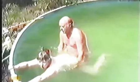 Cô gái tóc vàng mất niềm vui xnxx hay nhat trong hồ bơi