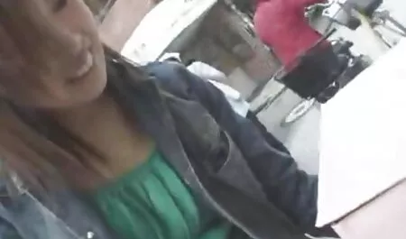 Chàng video xx nhật bản dọn nhà cho một vài hóa đơn và đưa cho cô hazyain