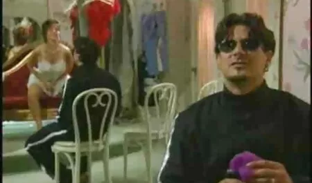 Tiếp viên tạo dáng trên một cái ghế video sex nhật bản