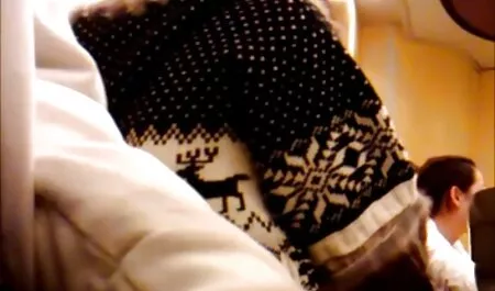 Các cô gái tóc vàng tổ chức một bữa tiệc độc thân trên tủ quần video phim set nhat ban áo của mình