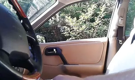 Các chàng trai đã bé sex nhật xnxx và một trong số họ đã quan hệ với cô trong xe.